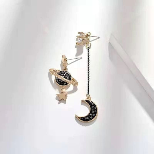 Boucle d'oreilles asymétrique Planète et Lune noire et or