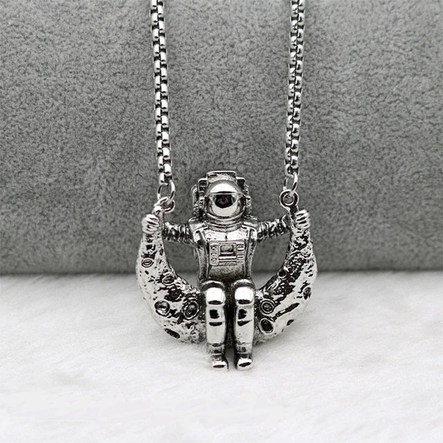 Collier Astronaute sur Balançoire