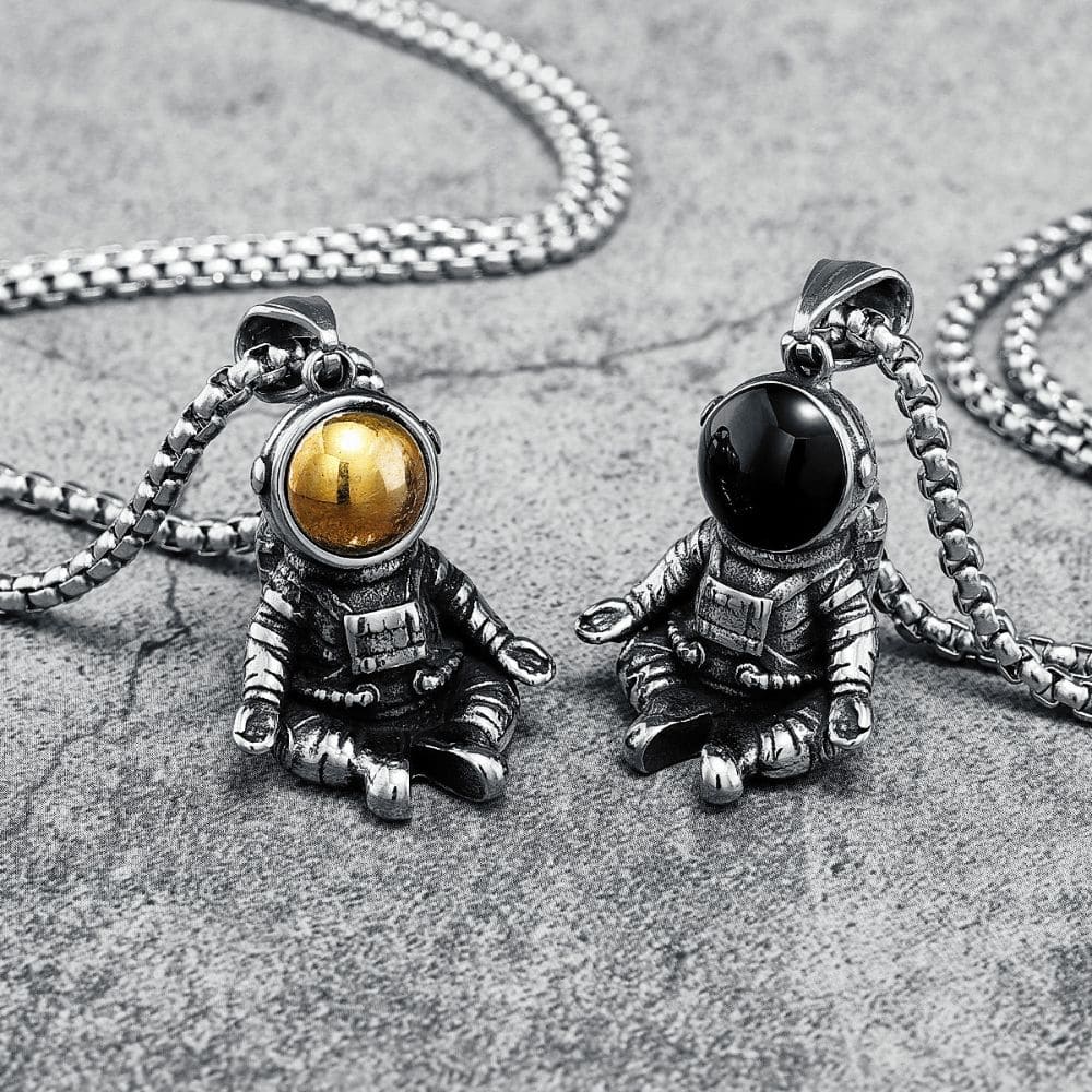 Pendentif astronaute en méditation