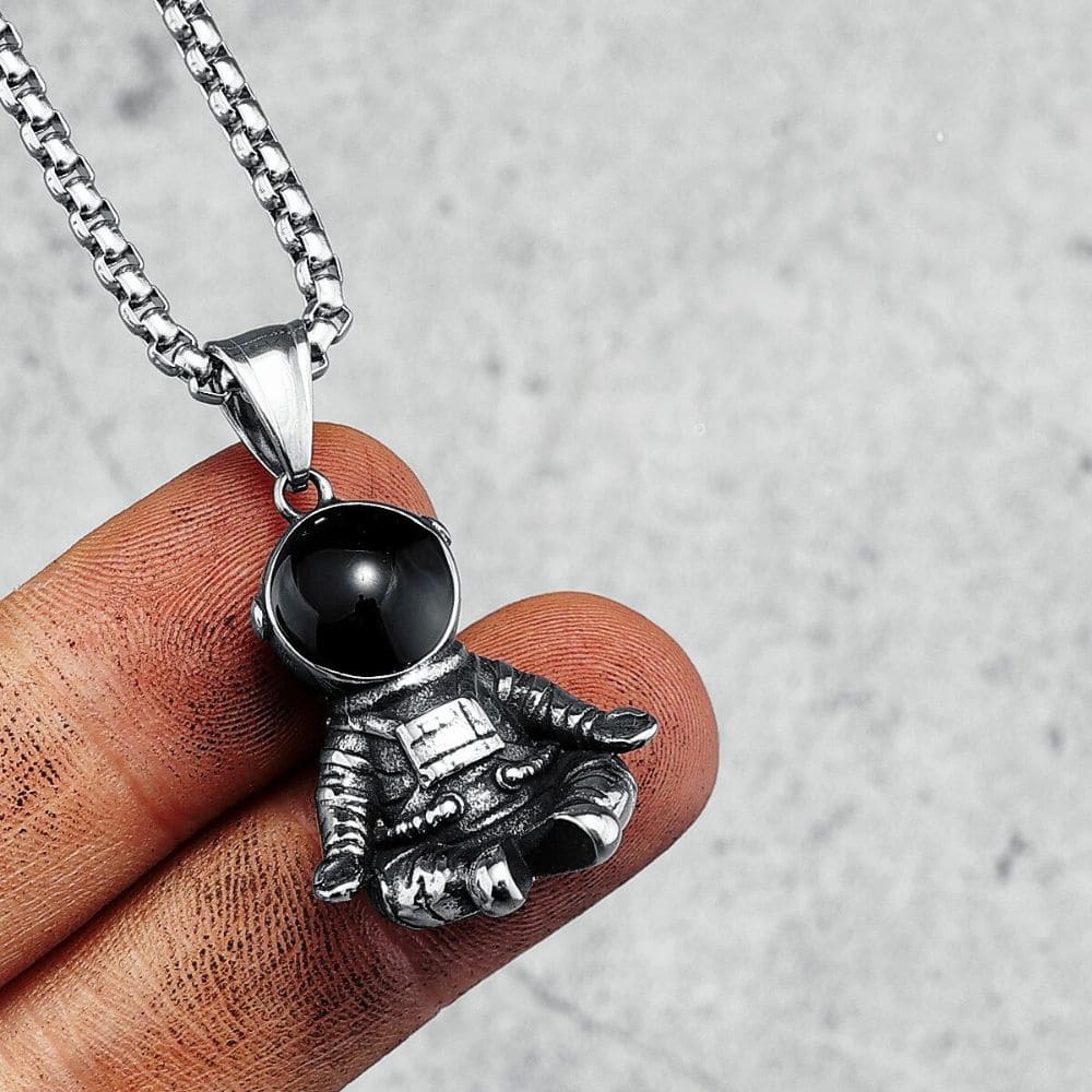 Pendentif astronaute en méditation Visière noire 60 cm