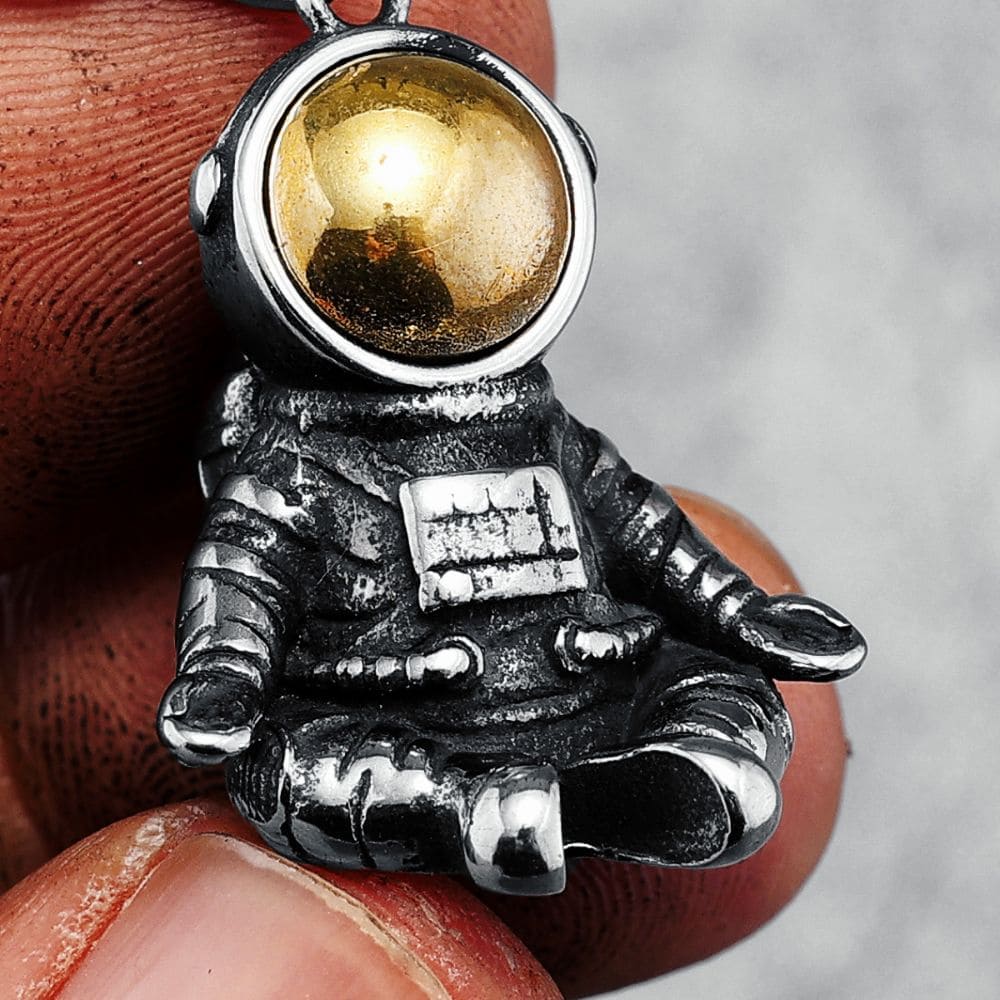 Pendentif astronaute en méditation